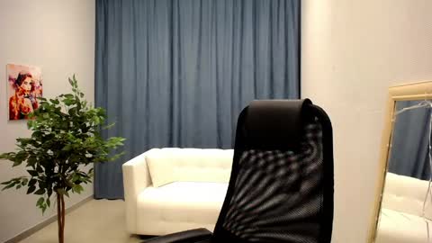 Snapshot of mona_w chatting on 05/27/26, 11:07 Mona online show from 05/27/26, 11:07