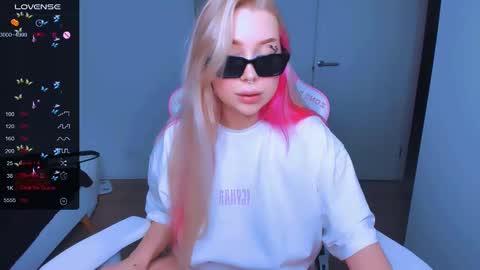 Snapshot of monalauu chatting on 03/11/25, 03:12 online show from 03/11/25, 03:12