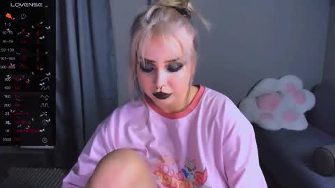 Snapshot of monalauu chatting on 11/29/25, 08:34 online show from 11/29/25, 08:34