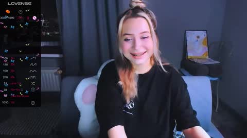 Snapshot of monalauu chatting on 02/05/26, 10:36 online show from 02/05/26, 10:36