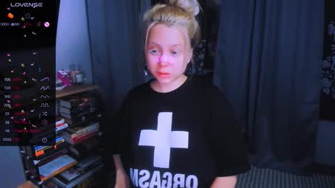 Snapshot of monalauu chatting on 03/20/26, 01:10 online show from 03/20/26, 01:10