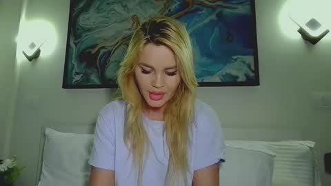 Monica online show from 02/03/26, 04:10