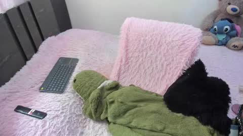 monicaharrison online show from 12/18/25, 02:23