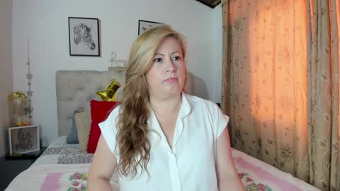 Snapshot of monicapink_ chatting on 01/10/25, 12:15 Mony online show from 01/10/25, 12:15