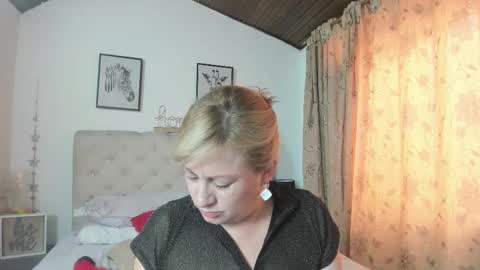 Snapshot of monicapink_ chatting on 02/17/25, 07:10 Mony online show from 02/17/25, 07:10