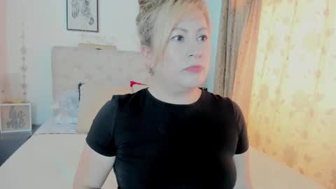 Snapshot of monicapink_ chatting on 03/12/25, 03:07 Mony online show from 03/12/25, 03:07