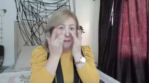 Snapshot of monicapink_ chatting on 10/06/25, 12:13 Mony online show from 10/06/25, 12:13