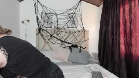 Snapshot of monicapink_ chatting on 10/15/25, 11:54 Mony online show from 10/15/25, 11:54