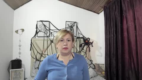 Snapshot of monicapink_ chatting on 10/17/25, 11:57 Mony online show from 10/17/25, 11:57