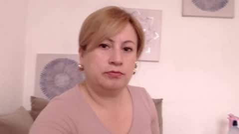 Snapshot of monicapink_ chatting on 10/22/25, 12:49 Mony online show from 10/22/25, 12:49