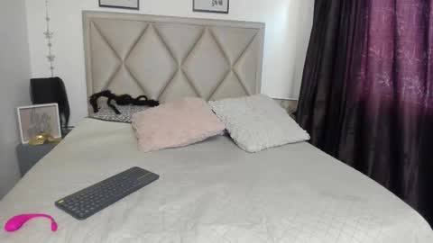 Snapshot of monicapink_ chatting on 11/05/25, 12:27 Mony online show from 11/05/25, 12:27