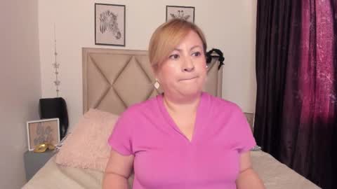 Snapshot of monicapink_ chatting on 11/07/25, 12:27 Mony online show from 11/07/25, 12:27