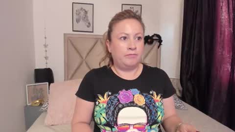 Snapshot of monicapink_ chatting on 11/08/25, 11:54 Mony online show from 11/08/25, 11:54