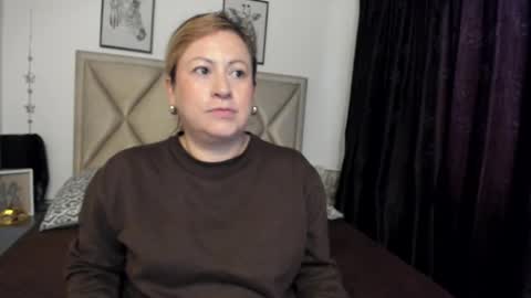 Snapshot of monicapink_ chatting on 11/15/25, 12:02 Mony online show from 11/15/25, 12:02