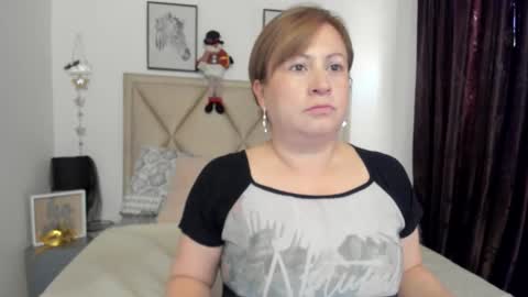 Snapshot of monicapink_ chatting on 12/01/25, 12:32 Mony online show from 12/01/25, 12:32