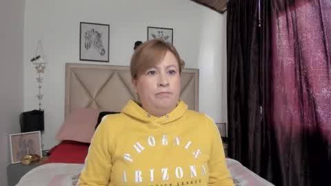 Snapshot of monicapink_ chatting on 12/15/25, 12:42 Mony online show from 12/15/25, 12:42