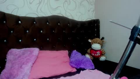 Snapshot of moniquehick chatting on 10/13/25, 03:45 Monica online show from 10/13/25, 03:45