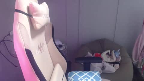 Snapshot of monstercockselfsuck chatting on 01/12/25, 04:08 ELYSE A SIMPLE GIRL online show from 01/12/25, 04:08