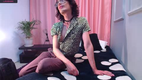 Snapshot of monsterhole91 chatting on 12/14/25, 08:02 Linda Darling online show from 12/14/25, 08:02