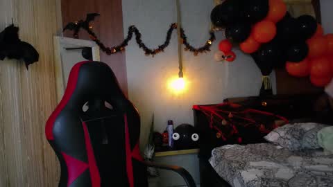 Snapshot of moon_and_fire_ chatting on 10/29/25, 04:04 moon_and_fire_ online show from 10/29/25, 04:04