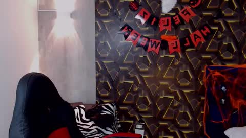 Snapshot of moon_and_fire_ chatting on 10/30/25, 06:26 moon_and_fire_ online show from 10/30/25, 06:26