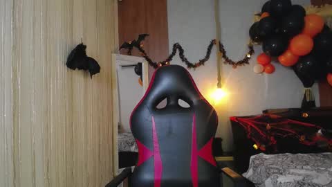 Snapshot of moon_and_fire_ chatting on 10/31/25, 03:07 moon_and_fire_ online show from 10/31/25, 03:07