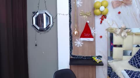 Snapshot of moon_and_fire_ chatting on 12/05/25, 05:05 moon_and_fire_ online show from 12/05/25, 05:05