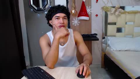 Snapshot of moon_and_fire_ chatting on 12/16/25, 04:50 moon_and_fire_ online show from 12/16/25, 04:50