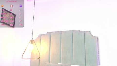 Snapshot of moon_blue95 chatting on 04/30/26, 12:17 Moon online show from 04/30/26, 12:17