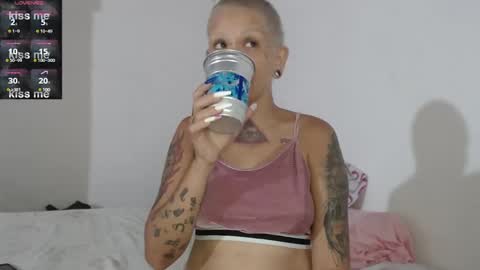 Snapshot of moon_cat85 chatting on 01/05/25, 04:38 Luna online show from 01/05/25, 04:38