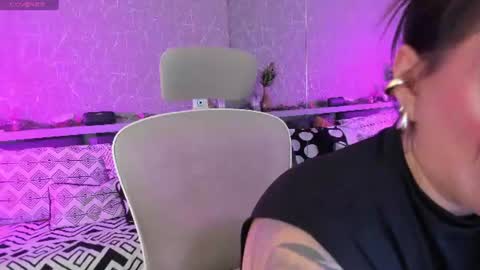 Snapshot of moon_lightt9 chatting on 06/11/26, 02:53 Sarah online show from 06/11/26, 02:53