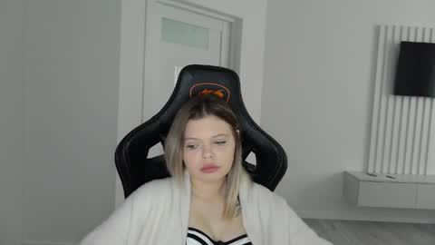 moon_lili online show from 03/22/26, 12:30