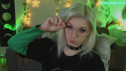 Snapshot of moonlight_mia chatting on 01/22/25, 04:33 Mia   online show from 01/22/25, 04:33