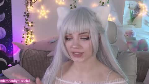 Snapshot of moonlight_mia chatting on 02/19/25, 05:16 Mia   online show from 02/19/25, 05:16