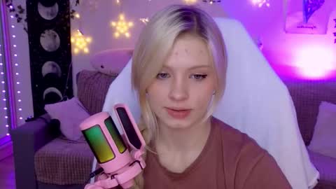 Snapshot of moonlight_mia chatting on 10/14/25, 05:25 Mia   online show from 10/14/25, 05:25