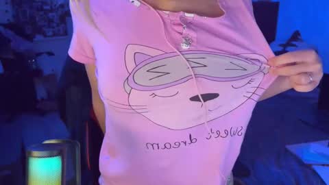 Snapshot of moonlight_mia chatting on 10/18/25, 09:37 Mia   online show from 10/18/25, 09:37