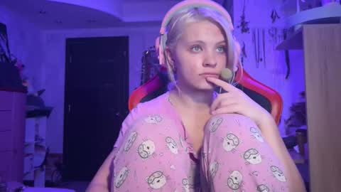 Mia   online show from 11/06/25, 11:04