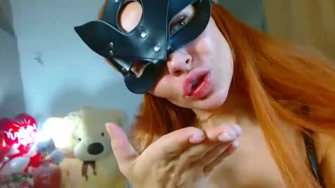 Snapshot of moonmaaiden chatting on 12/21/25, 07:26 Tina online show from 12/21/25, 07:26