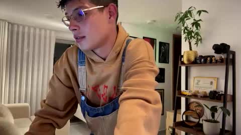   online show from 10/10/25, 01:48