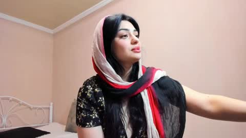 Snapshot of moroccan_diamond_ chatting on 12/27/24, 06:42 Medina online show from 12/27/24, 06:42