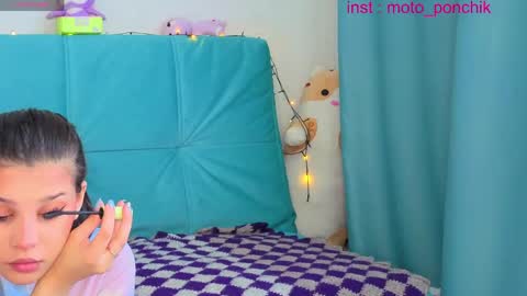 Snapshot of moto_ponchik chatting on 05/09/26, 06:07 Kris online show from 05/09/26, 06:07