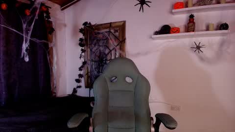 MIKEE online show from 10/22/25, 03:07