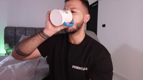 MIKEE online show from 11/08/25, 03:18