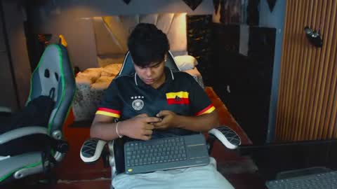 Snapshot of mr_mois chatting on 06/26/26, 05:56 mr_mois online show from 06/26/26, 05:56
