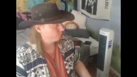 mr_strawberry online show from 04/24/26, 06:32