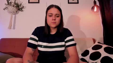 Snapshot of mrbuu_ chatting on 01/06/26, 09:29 Laura online show from 01/06/26, 09:29