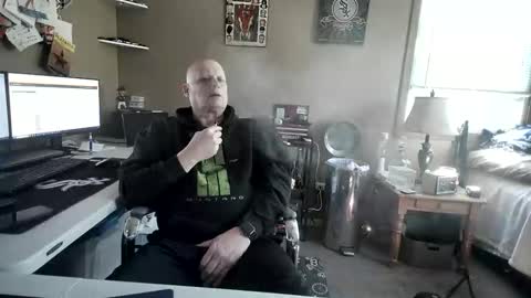 Snapshot of mrclean_55 chatting on 10/20/25, 04:18 MrClean55 online show from 10/20/25, 04:18