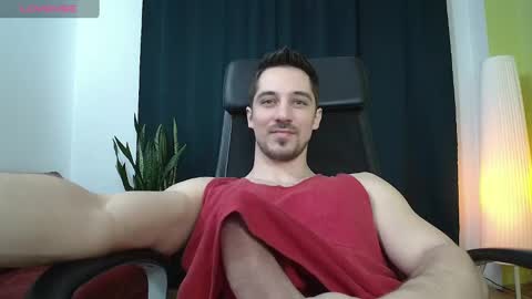 Snapshot of mrgreeneyes01 chatting on 02/20/25, 10:48 juan luis online show from 02/20/25, 10:48
