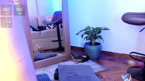 Snapshot of mrs_griseld chatting on 02/05/25, 10:33 Griseld online show from 02/05/25, 10:33