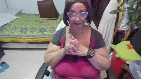 Snapshot of mrs_mommy chatting on 02/18/25, 06:47 mrs_mommy online show from 02/18/25, 06:47